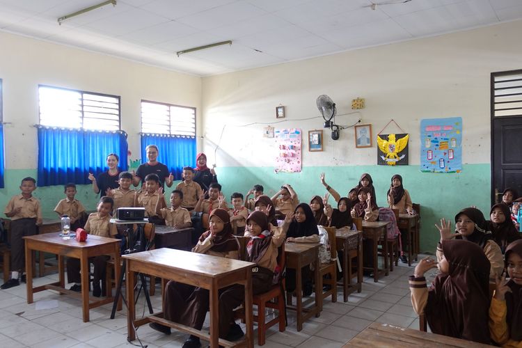 Bank DBS Indonesia berkolaborasi dengan komunitas Bank Sampah Sungai Cisadane (Banksasuci) di daerah Cihuni, Kabupaten Tangerang, Banten, untuk membersihkan bantaran sungai Cisadane, menanam pohon, membuat lubang biopori, dan memberikan literasi finansial kepada siswa-siswi SDN Pakulonan Barat I Kabupaten Tangerang.