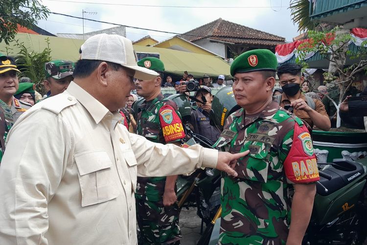 Menteri Pertahanan Prabowo Subianto membagikan motor kepada para Babinsa di Koramil 0912/Lembang, Jawa Barat, Jumat (16/6/2023). 