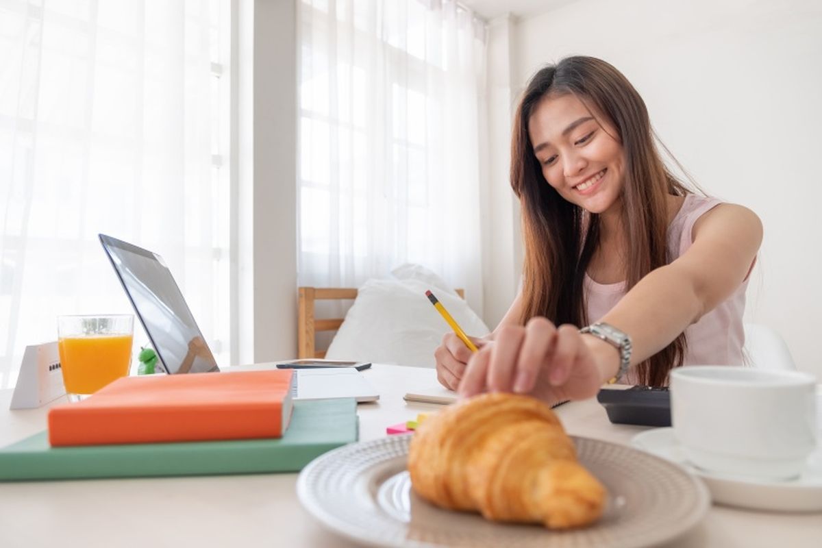 WFH adalah konsep bekerja dari rumah, WFH artinya karyawan tak harus datang ke kantor. Arti WFH kini juga semakin meluas. Apa itu WFH?