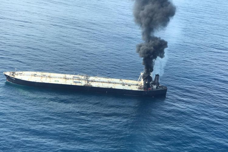 Foto yang dirilis oleh Angkatan Udara Sri Lanka ini menunjukkan asap mengepul setelah kebakaran terjadi di sebuah kapal tanker minyak yang terdaftar di Panama sekitar 38 mil laut (70 kilometer) timur Sri Lanka, Kamis, 3 September 2020.