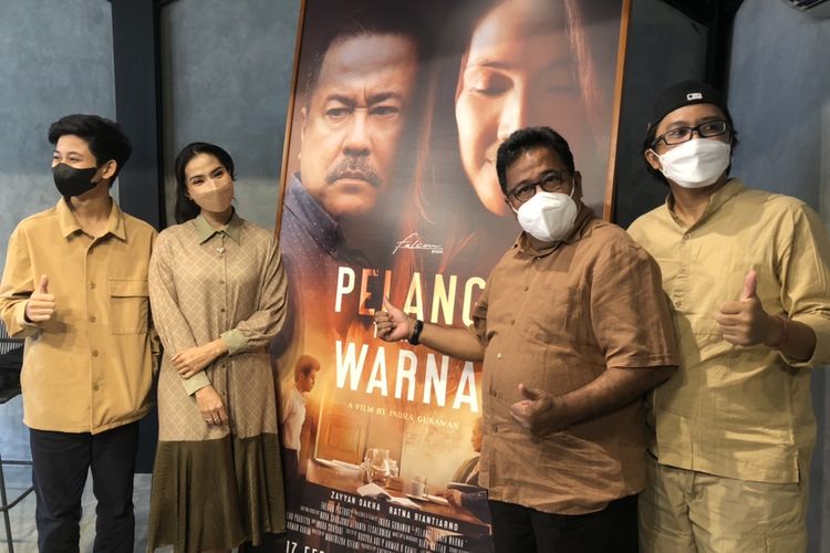 Para pemain Film Pelangi Tanpa Warna dan sutradara Indra Gunawan dalam jumpa pers dikawasan Duren Tiga kawasan Jakarta Selatan, Kamis (27/1/2022). 