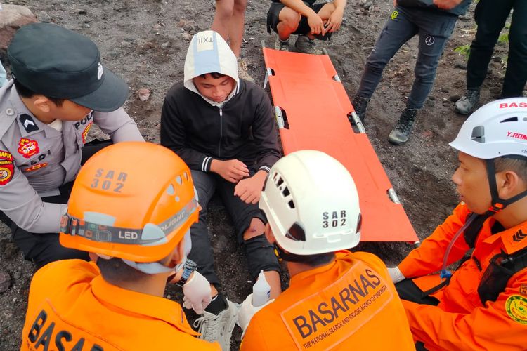 Dua Pendaki Tergelincir di Gunung Soputan, Ditemukan Selamat