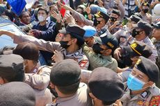 Aksi Demo Mahasiswa di DPRD Kota Bekasi Diwarnai Saling Dorong