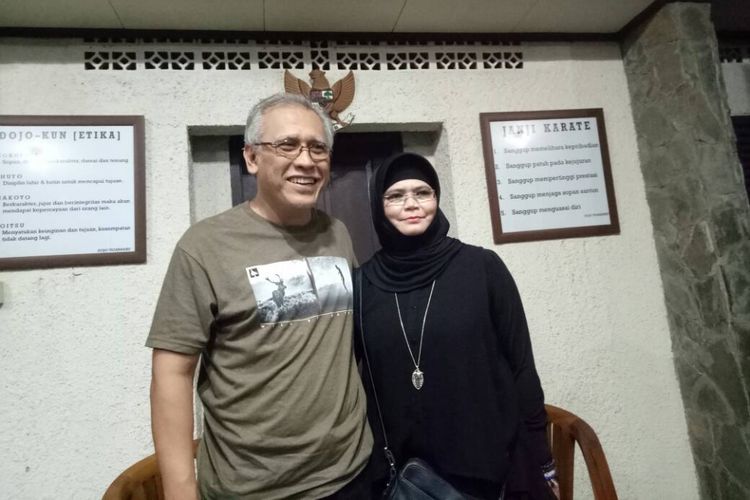 Iwan Fals bersama istrinya, Rosana diabadikan saat menggelar open house di rmahnya, di kawasan Leuwinanggung, Depok, Jawa Barat, Selasa (27/6/2017).