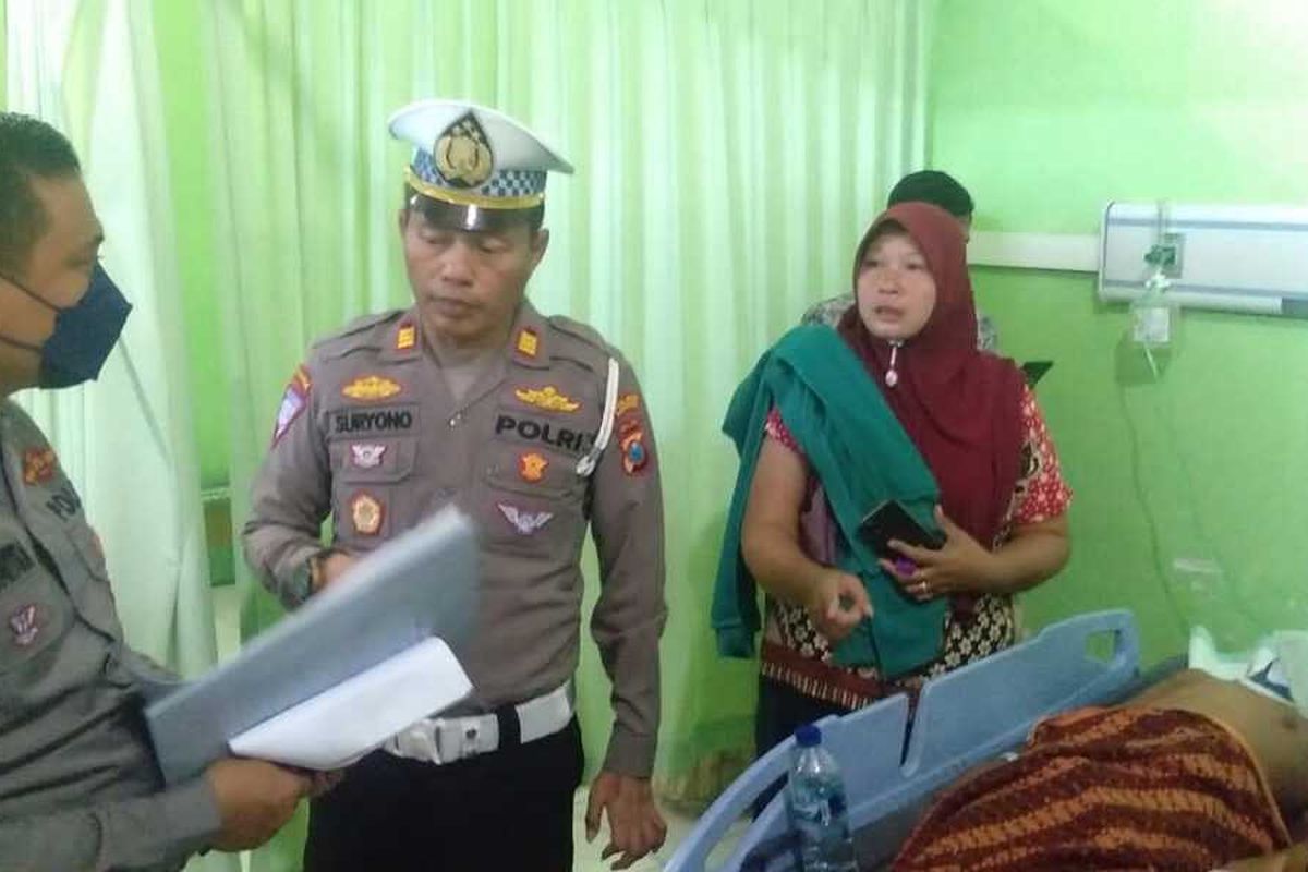 Kasat Lantas Polres Pamekasan, AKP Suryono saat mengecek kondisi korban kecelakaan di RSUD Slamet Martodirdjo Pamekasan, Senin (28/8/2024).