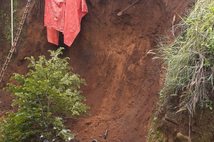 Sebuh tebing di Kelurahan Muarasari, Kecamatan Bogor Selatan, longsor dan menimbun empat orang pekerja yang tengah membangun tembok penahan tanah, Minggu (18/2/2024). Dalam kejadian tersebut dua orang meninggal dunia sementara dua orang lainnya mengalami luka-luka.