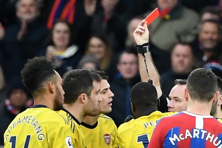 Pierre-Emerick Aubameyang (kiri) saat mendapat kartu merah pada laga Crystal Palace vs Arsenal di Stadion Selhust Park dalam lanjutan pekan ke-22 Liga Inggris, Sabtu 11 Januari 2020.