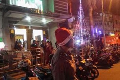 Pakai Topi Sinterklas, Aparat TNI/Polri Amankan Malam Natal di Ambon