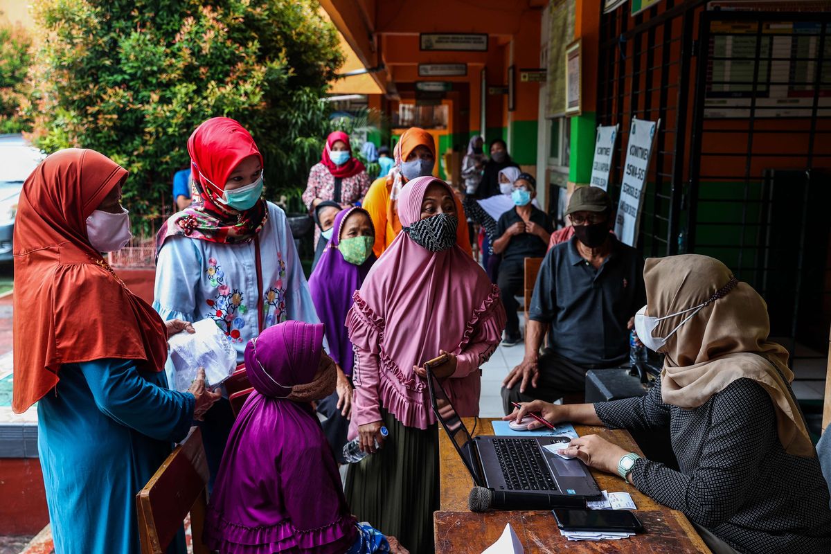 Warga lanjut usia (lansia) saat menerima suntikan vaksin Bio Farma di SDN Grogol Selatan 17 Pagi, Kebayoran Lama, Jakarta Selatan, Selasa (30/3/2021). Sebanyak 156 warga lansia telah terdaftar untuk menerima vaksin Covid-19 tahap pertama di SDN Grogol Selatan 17 Pagi. Sasaran vaksinasi tahap kedua mencapai lebih dari 38 juta orang, terdiri dari 17,4 juta petugas layanan publik dan 21,5 juta orang lansia.