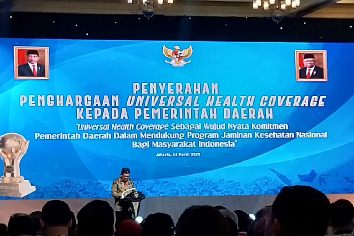 Direktur Utama BPJS Kesehatan Ali Ghufron Mukti memaparkan sambutan dalam acara Penganugerahan Universal Healt Coverage (UHC) kepada pemerintah daerah, di Jakarta, Selasa (14/3/2023).