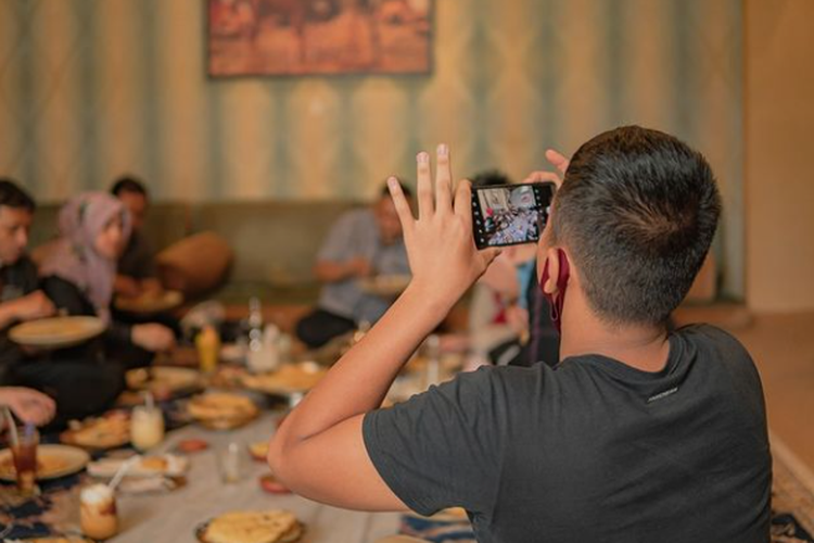 Seorang pengunjung mengambil foto saat momen makanbersama di Abunawas Restaurant.