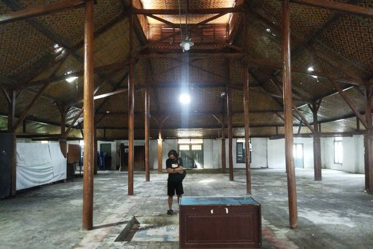Bagian dalam bangunan yang dikenal sebagai bekas markas Sarekat Islam di Semarang, dan kini menjadi cagar budaya. Lokasinya di Kampung Gendong, Sarirejo, Semarang Timur.