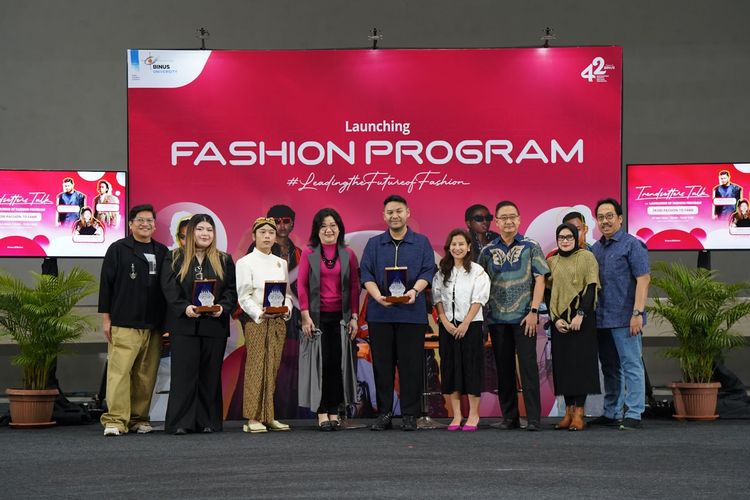 Dicky Maryoga Hutadjulu (Dosen Fashion Program), Daciadhia Phoebehana (Creative Director of DACIA Official, Co-founder of Salmanda Plants & Phoebe Living), RM Radinindra Nayaka Anilasuta (Fashion Designer at House of Radinindra), Prof. Lim Sanny (Campus Director BINUS @Alam Sutera), Andandika Surasetja (Creative Director of JFW & Founder of Studio Moral), Ratna Dewi Paramita (Head of Fashion Design Program), bersama Stephen Wahyudi Santoso (President of BINUS Higher Education & Professional Services), Irma Irawati Ibrahim (Deputy Campus Director BINUS @Alam Sutera), Prof. Dr. Engkos Achmad Kuncoro, S.E, M.M. (Vice Rector Academic Development).