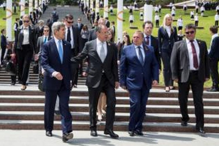 Menlu AS John Kerry berjalan bersama Menlu Rusia Sergei Lavrov (kanan) saat mengunjungi monumen Perang Dunia II  Zakovkzalny di Sochi, Rusia, Selasa (12/5/2015), Kerry dijadwalkan bertemu dengan Presiden Vladimir Putin untuk membicarakan sejumlah isu termasuk memperbaiki hubungan kedua negara yang memburuk.