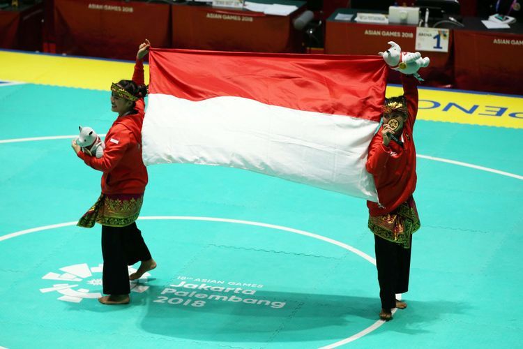 Pesilat ganda putri Indonesia, Ayu Sidan Wilantari dan Ni Made Dwiyanti meraih emas dalam laga final yang berlangsung di Padepokan Pencak Silat Taman Mini Indonesia Indah, Jakarta, Rabu (29/8/2018).