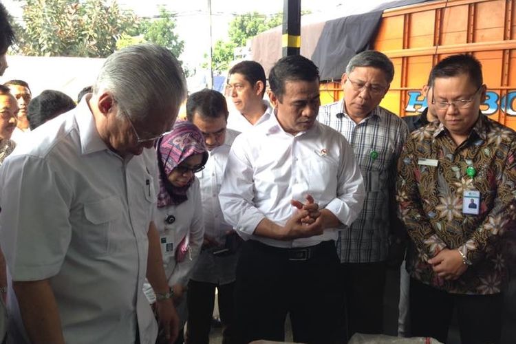 Menteri Perdagangan Enggartiasto Lukita bersam Menteri Pertanian Andi Amran Sulaiman melakukan peninjauan di sejumlah pasar di Jakarta, Kamis (13/4/2017).