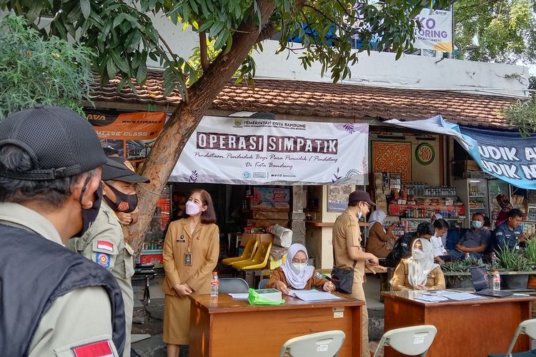 Petugas Disdukcapil tengah menggelar operasi simpatik di Terminal Cicaheum Kota Bandung, Jawa Barat, Senin (9/5/2022). Operasi ini guna mendata pendatang yang tinggal di Kota Bandung untuk membuat Surat Keterangan Tinggal Sementara (SKTS)