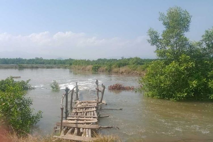 Banjir rob menggenangi tambak warga di Desa Mumbu, Kecamatan Woja, Kabupaten Dompu, Rabu (18/5/2022).