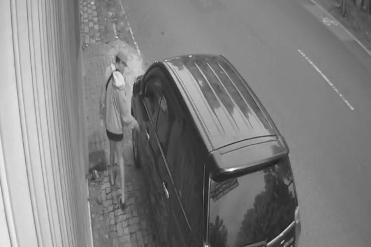Rekaman video kamera CCTV memperlihatkan mobil jenis Daihatsu Xenia di Jalan KH Hasyim Asyari Gang 2, Kecamatan Klojen, Kota Malang, Jawa Timur menjadi sasaran aksi pengerusakan atau vandalisme oleh seseorang yang tidak dikenal. 