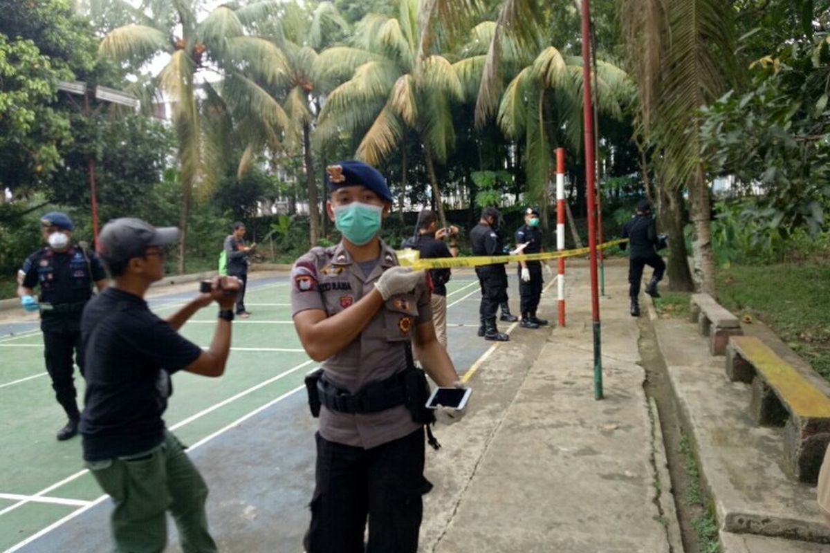 Dua Tim Gegana dari Polda Metro Jaya dan Mabes Polri meninjau lokasi radiasi nuklir yang mengandung radioaktif di tanah kosong kawasan Perumahan Batan Indah, Pademangan, Setu, Tangerang Selatan, Sabtu (15/2/2020).  Sejumlah anggota gegana tersebut langsung memperluas sterilisasi dengan memberikan garis peringatan. 