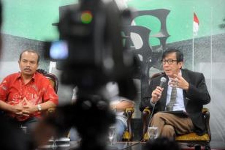 Anggota Fraksi PDI Perjuangan, Yasonna Laoly menjadi pembicara dalam diskusi Dialektika Demokrasi di Kompleks Parlemen, Senayan, Jakarta, Kamis (4/10/2012). Diskusi membahas saling bongkar korupsi di partai politik.