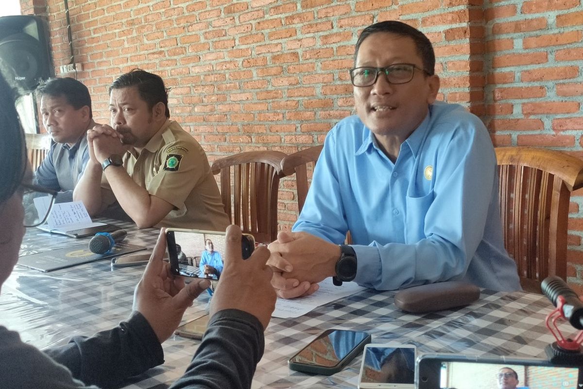 Kepala Sekolah SMA Negeri 1 Wates, Aris Suwasana (kemeja biru) dan anggota lengurus Paguyuban Orangtua SMA Negeri 1 Wates, Kulon Progo, Nur Hadiyanto (seragam ASN).