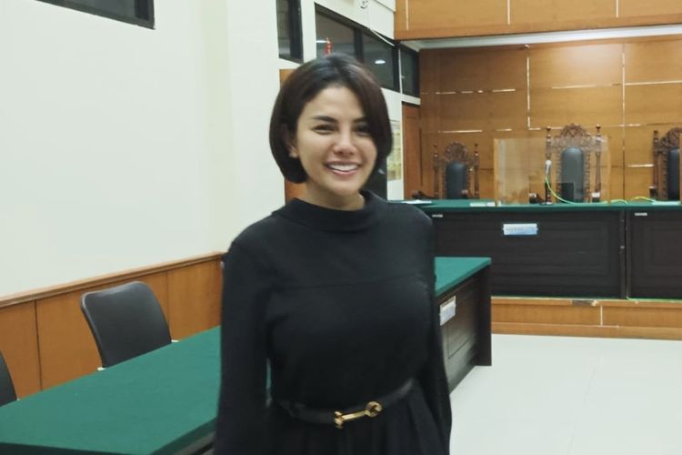 Nikita Mirzani saat menghadiri sidang lanjutan kasus pencemaran nama baik Dito Mahendra di Pengadilan Negeri Serang.