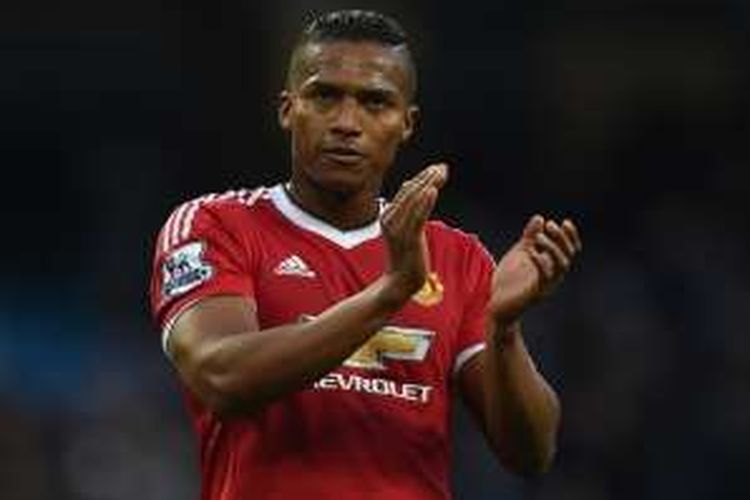 Antonio Valencia membela Manchester United saat melawan Manchester City pada ajang Premier League di Stadion Etihad, 21 Maret 2016.