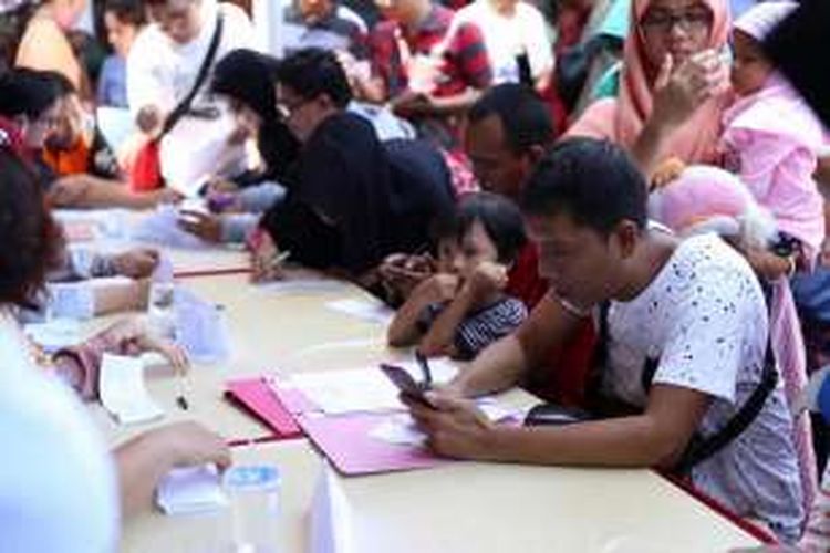 Sejumlah pasien meminta penjelasan terkait temuan vaksin terindikasi palsu oleh BPOM di Rumah Sakit Ibu dan Anak Mutiara Bunda, Ciledug, Tangerang, Senin (18/7/2016). Kebanyakan pasien baru tahu rumah sakit tersebut terindikasi menggunakan vaksin palsu dari pemberitaan media massa.