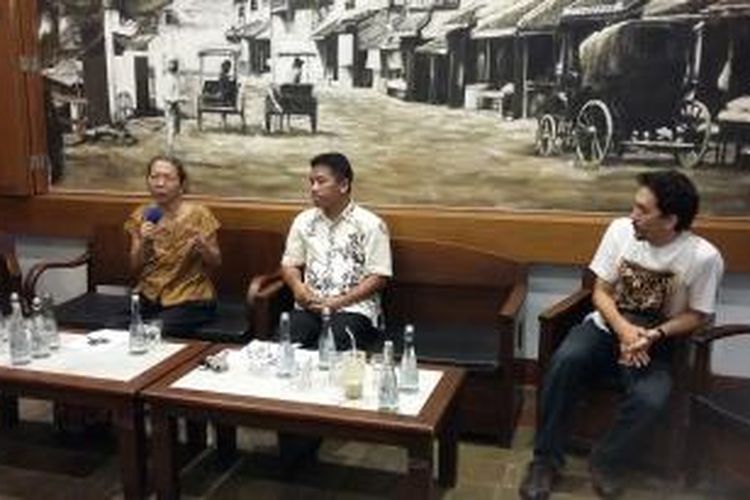 Steering Committee International People's Tribunal 1965 Dolorosa Sinaga saat memberikan keterangan mengenai Pengadilan Rakyat Internasional di Cikini, Jakarta Pusat, Jumat (13/11/2015).