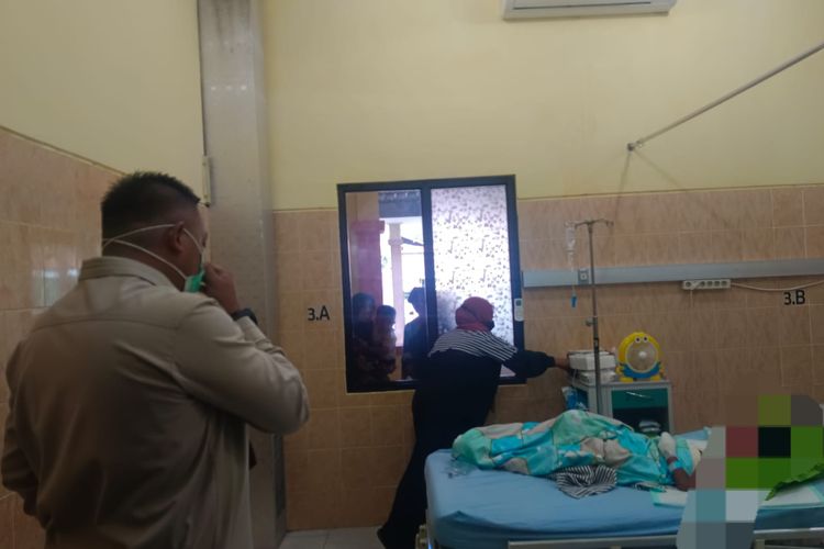 Foto: Bupati Situbondo Provinsi Jawa Timur Yusuf Rio Wahyu Prayogo mengunjungi AQ (10) korban luka bakar di RSUD Abdoer Rahem pada Kamis (15/5/2025) setelah dua hari dirawat. 