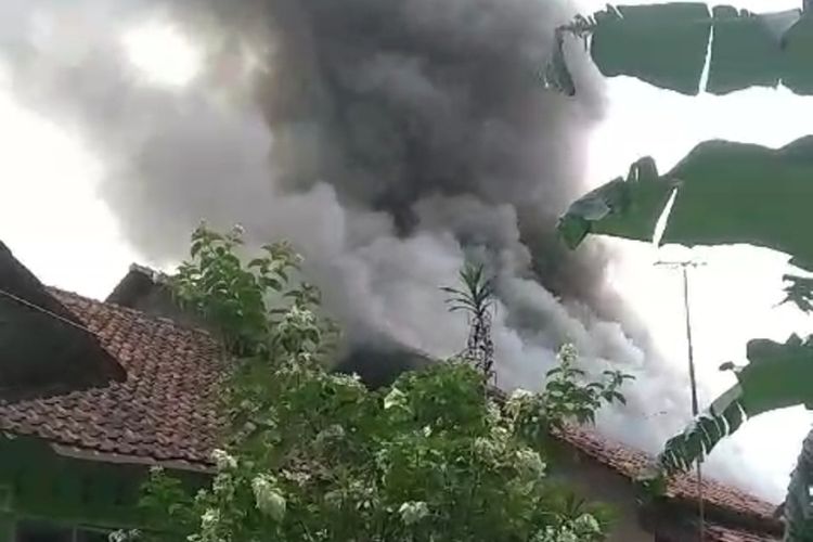 Kepulan asap hitam ini membumbung tinggi menunjukkan kebakaran rumah Didi, seorang guru, yang tinggal di Desa Dukupuntang, Kecamatan Dukupuntang, Kabupaten Cirebon, Rabu (24/4/2024) petang.