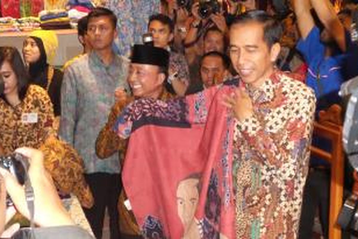 Gubernur DKI Jakarta Joko Widodo saat menghadiri acara Hari Batik Nasional di Pasar Raya Blok M, Jakarta, Kamis (2/10/2014). 