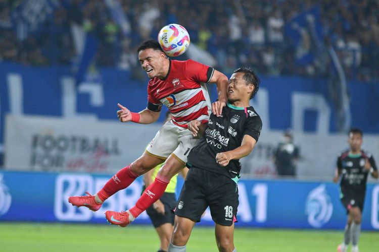 Duel pemain Madura United Lulinha (merah) dan gelandang Persib Bandung Adam Alis dalam pertandingan pekan ke-24 Liga 1 2024-2025, Sabtu (22/2/2025) di Stadiong Gelora Bandung Lautan Api (GBLA). 