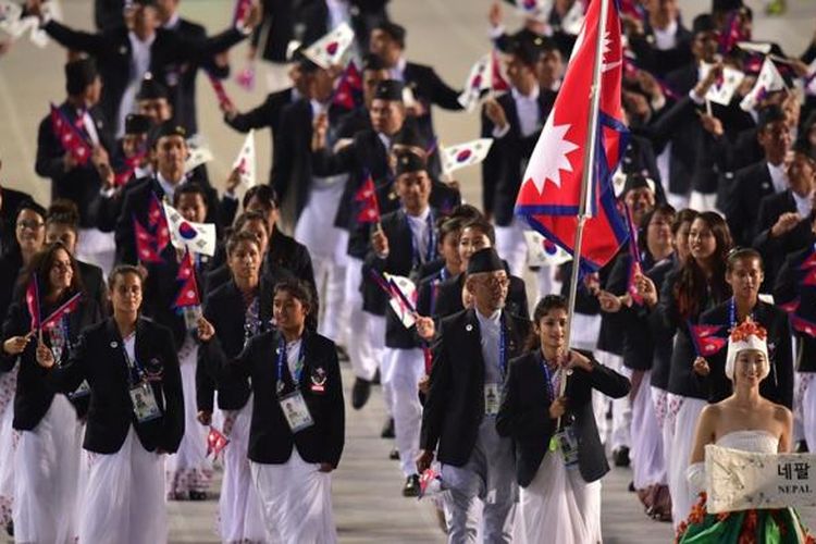 Kontingen Nepal berjalan memasuki lapangan pada acara pembukaan Asian Games 2014 di Incheon, Korea Selatan, Jumat (19/92014).