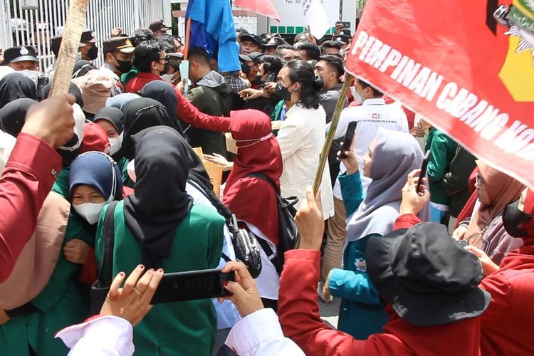 Aksi Demonstrasi mahasiswa yang tergabung dalam Organisasi Kepemudaan Cipayung Plus NTB, Selasa (12/4/2022) ke gedung DPRD NTB. Salah satu dari 8 tuntutan mereka adalah mendesak Presiden Joko Widodo mencopot jabatan Menteri Koordinator Maritim dan Investasi, karena di nilai telah membuat kegaduhan dengan pernyataan yang diduga Hoax tetkait big data penundaan pemilu.