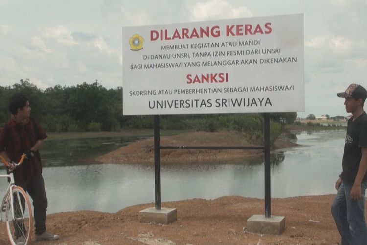 Papan pengumuman bearktivitas dilingkungan danau di belakang Kampus Unsri Indralaya sudah terpasang. Jika mahasiswa nekad melanggar sanksi skorsing hingga pemecatan diberlakukan