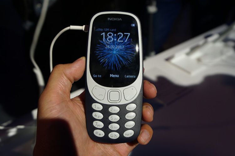 Nokia 3310 dalam genggaman.