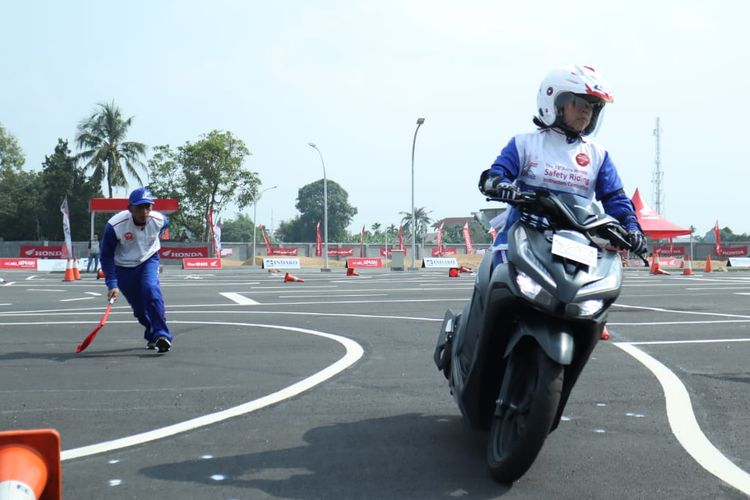 Kompetisi instruktur keselamatan berkendara diselenggarakan Astra Honda Motor di Medan