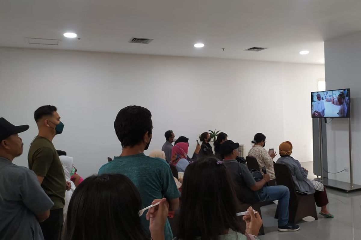 Warga nonton bareng (nobar) akad nikah Kaesang Pangarep dan Erina Gudono di Plaza Ambarrukmo, Sabtu (10/12/2022).