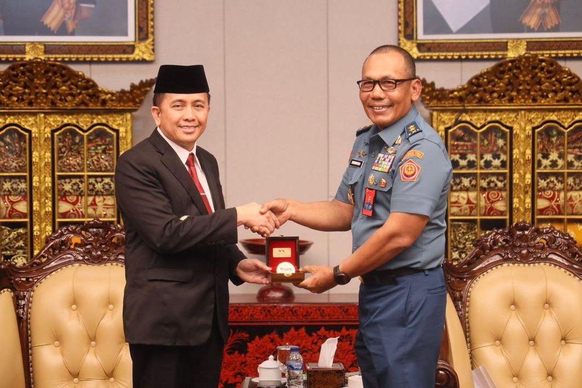 Penjabat (Pj) Gubernur Sumatera Selatan (Sumsel) Agus Fatoni saat menerima audiensi dari Staf Ahli Tingkat III Bidang Politik dan Keamanan Nasional (Polkamnas) Tentara Nasional Indonesia (TNI) Siswoto beserta jajaran di Griya Agung, Palembang, Sumsel, Selasa (14/5/2024).
