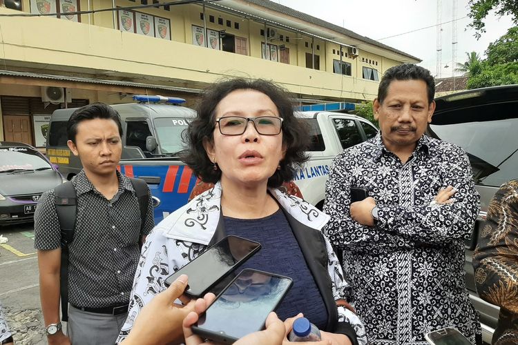 Ketua Umum Pengurus Besar Persatuan Guru Republik Indonesia, Unifah Rosidi saat menemui wartawan usai bertemu dengan ketiga tersangka di Mapolres Sleman