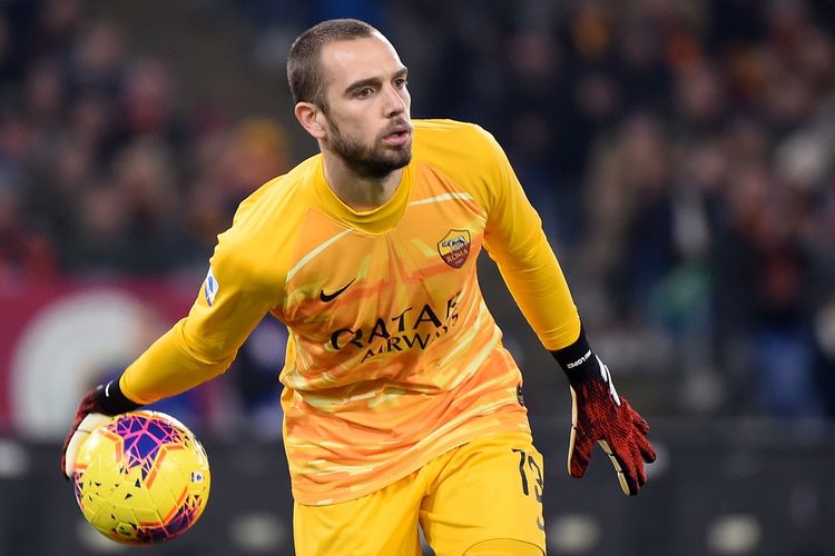 Kiper AS Roma, Pau Lopez mengoper bola selama pertandingan sepak bola Serie A Italia Roma vs Lazio pada 26 Januari 2020 di stadion Olimpiade di Roma.