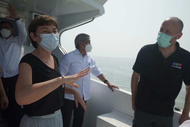 Menteri Kelautan Prancis Annick Girrardin saat mengikuti kegiatan pelepasan pelacak sampah laut yang dilakukan di Sungai Cisadane, Kamis (10/6/2021).
