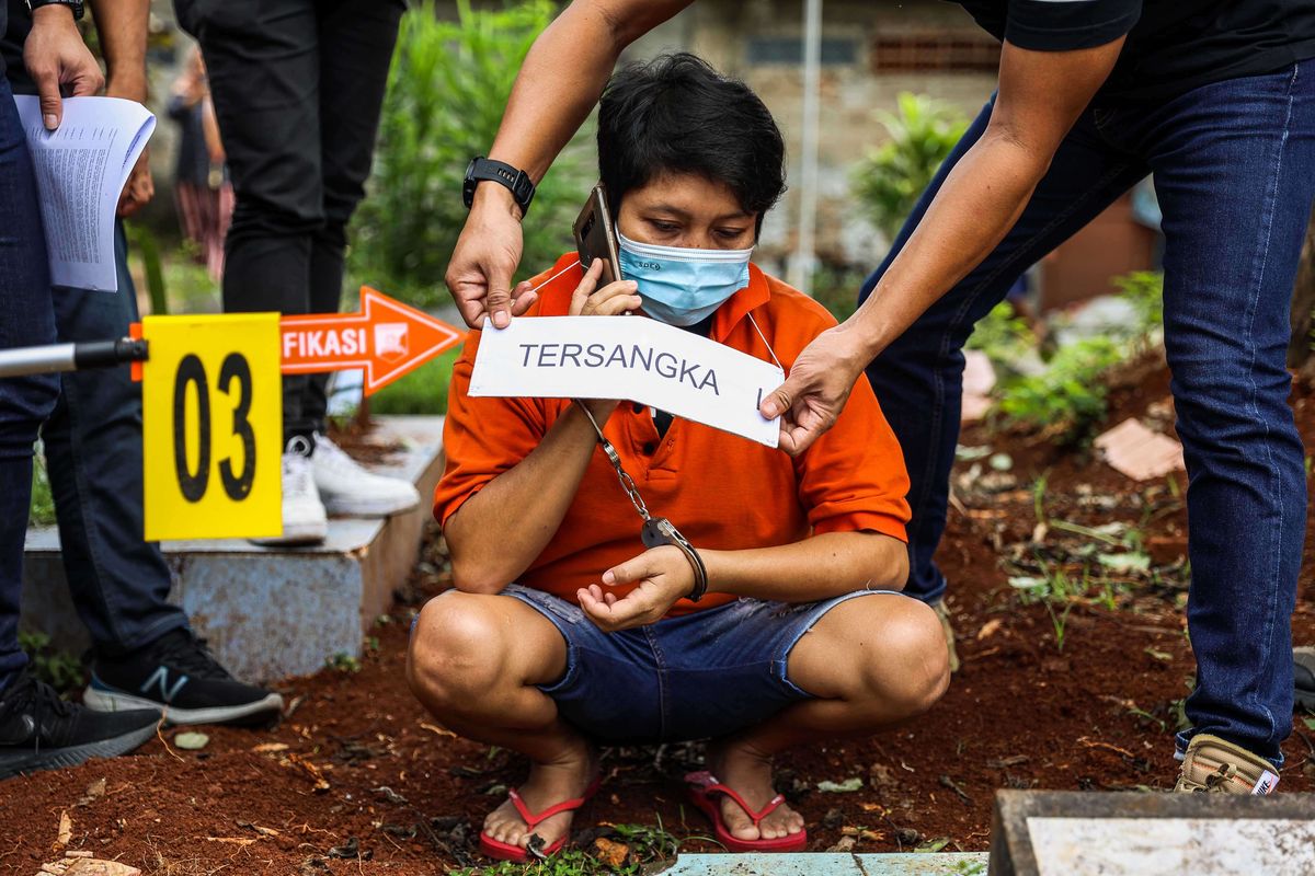 Polisi menggelar rekonstruksi kasus pembunuhan yang dialami oleh seorang koki, VF (22) di Tempat Pemakaman Umum Chober, Ulujami, Pesanggrahan, Jakarta Selatan, Kamis (24/2/2022). Sebelum kasus terkuak dan para pelaku ditangkap, korban VF ditemukan tewas bersimbah darah dan luka tusuk pada Kamis sekitar pukul 05.10 WIB.