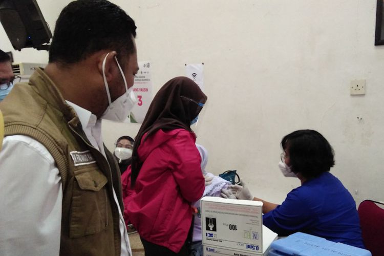 Ketika Bupati Gresik Beri Semangat Siswa yang Takut Jarum Suntik Saat Vaksinasi Covid-19