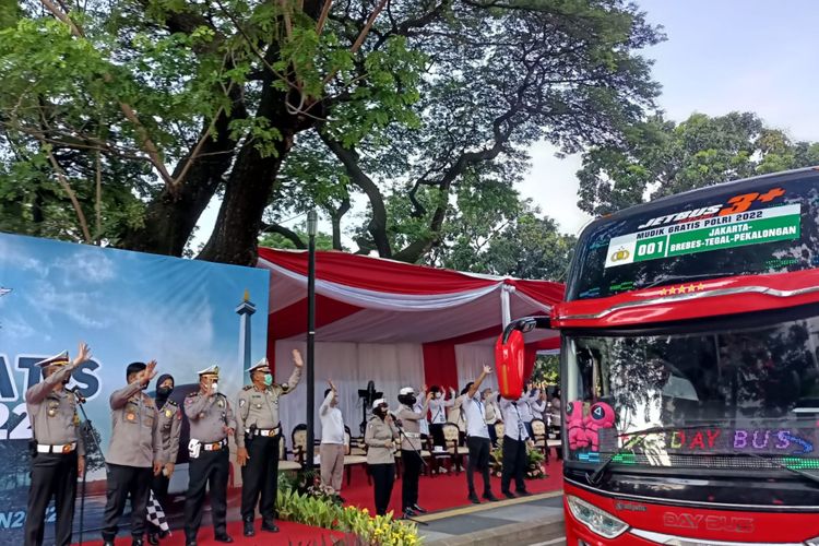 Polda Metro Jaya memberangkatkan kloter pertama peserta mudik gratis lebaran 2022 di Gelora Bung Karno, Jakarta Pusat, Senin (25/4/2022).