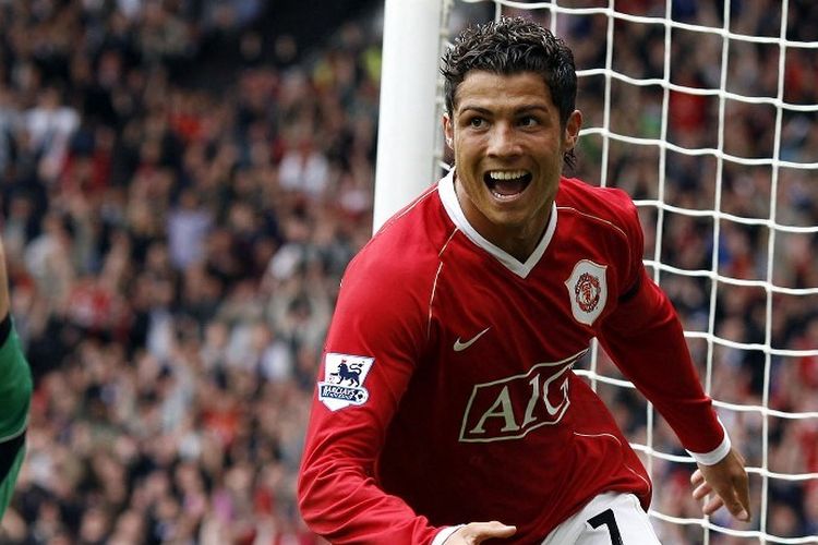 Cristiano Ronaldo merayakan gol pada laga Liga Inggris kontra Fulham di Stadion Old Trafford, Manchester, pada 20 Agustus 2006.