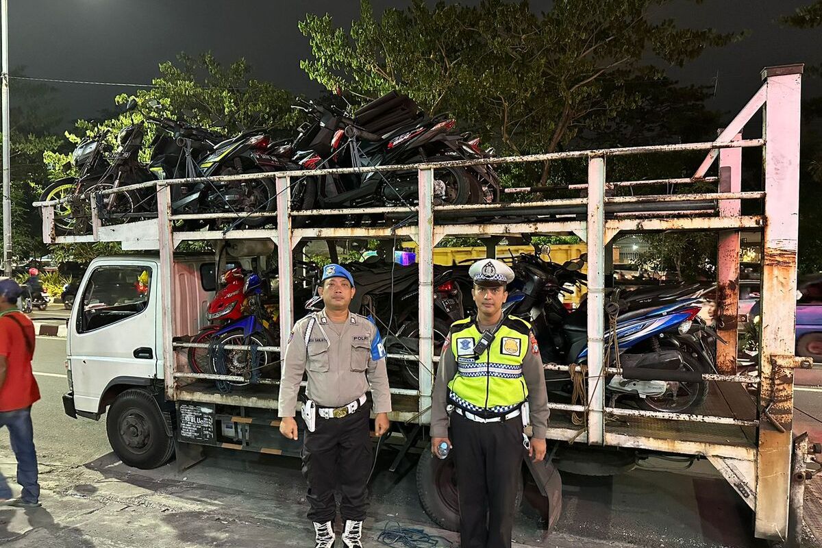 Sejumlah 20 unit kendaraan tanpa STNK diangkut ke truk oleh Satlantas Polrestabes Surabaya, Selasa (16/5/2023).