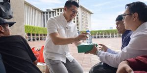 Le Minerale kembali membagikan 5.000 botol air mineral dan paket buka puasa untuk jemaah Masjid Istiqlal dalam rangkaian kegiatan bertajuk ?Bersama Istiqlal, Le Minerale Berbagi Kebaikan Ramadhan? di selasar Istiqlal, Rabu (4/3/2026)